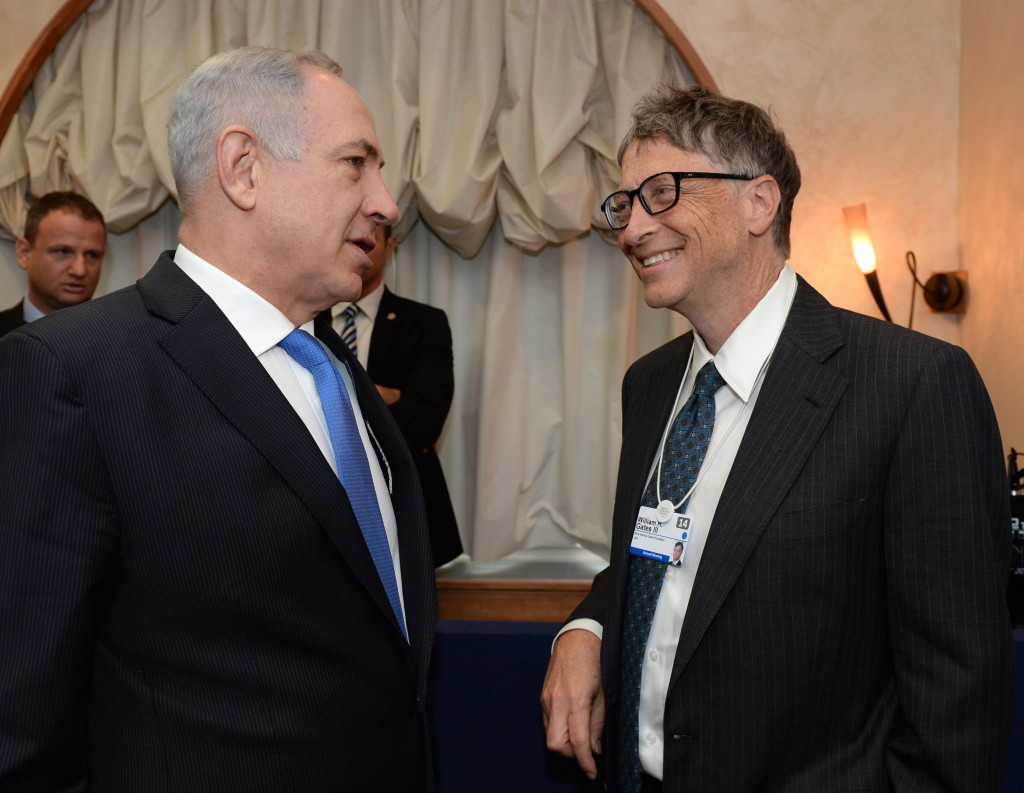 Israeli Prime Minister Benjamin Netanyahu talks with Bill Gates during the World Economic FOrum in Davos, Switzerland, on Thursday, January 23, 2014. Photo by Kobi Gideon/GPO/Flash 90.